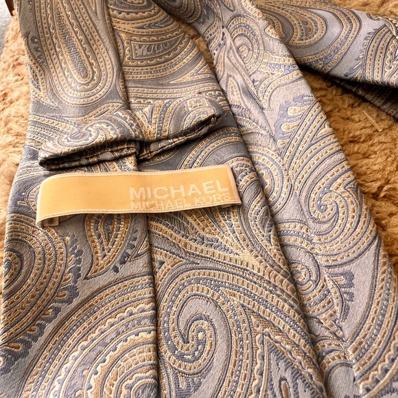 Michael Kors %100 silk tie - Picture 3 of 5